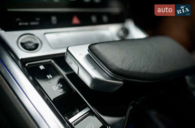 Позашляховик / Кросовер Audi e-tron 2022 в 