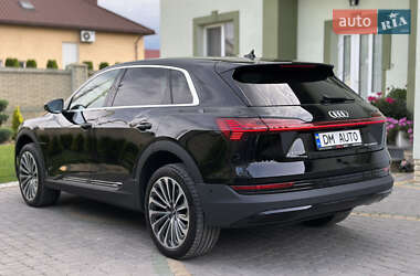 Позашляховик / Кросовер Audi e-tron 2022 в 