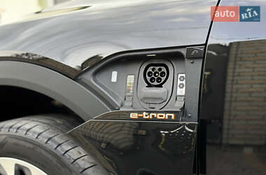 Позашляховик / Кросовер Audi e-tron 2022 в 
