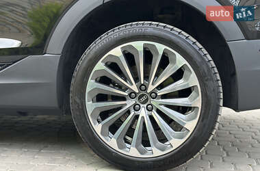 Позашляховик / Кросовер Audi e-tron 2022 в 