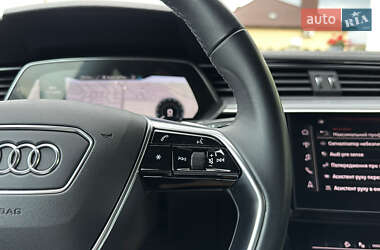 Позашляховик / Кросовер Audi e-tron 2022 в 