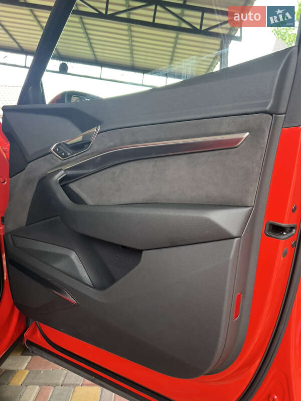 Внедорожник / Кроссовер Audi e-tron 2018 в Киеве фото 30 Внедорожник / Кроссовер Audi e-tron 2018 в Киеве