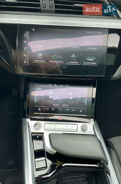 Внедорожник / Кроссовер Audi e-tron 2022 в 