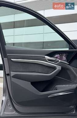 Внедорожник / Кроссовер Audi e-tron 2020 в 