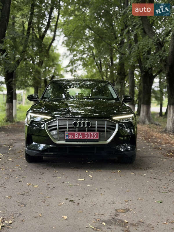 Позашляховик / Кросовер Audi e-tron 2019 в 
