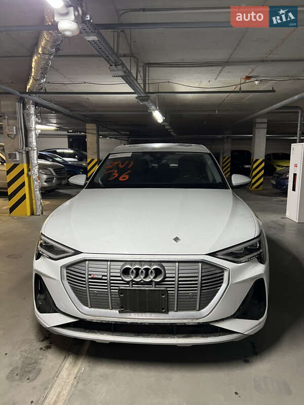 Внедорожник / Кроссовер Audi e-tron 2022 в 