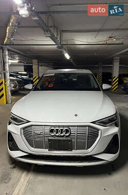 Внедорожник / Кроссовер Audi e-tron 2022 в 