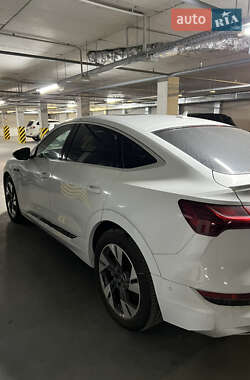 Внедорожник / Кроссовер Audi e-tron 2022 в 