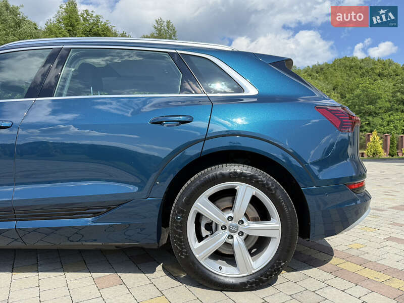 Внедорожник / Кроссовер Audi e-tron 2019 в Сваляве