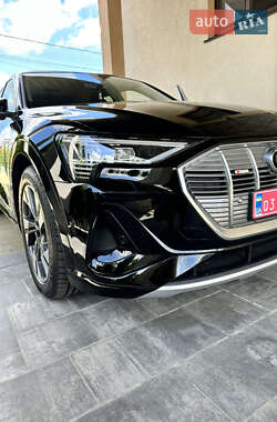 Внедорожник / Кроссовер Audi e-tron 2023 в 