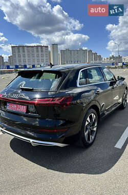 Внедорожник / Кроссовер Audi e-tron 2023 в 