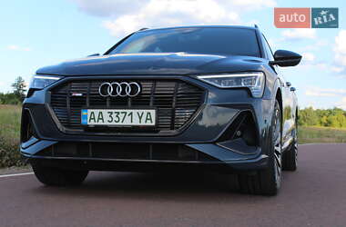 Внедорожник / Кроссовер Audi e-tron 2022 в 
