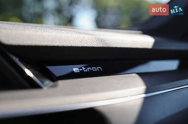 Внедорожник / Кроссовер Audi e-tron 2022 в 