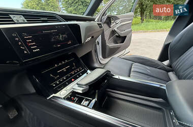 Внедорожник / Кроссовер Audi e-tron 2020 в 
