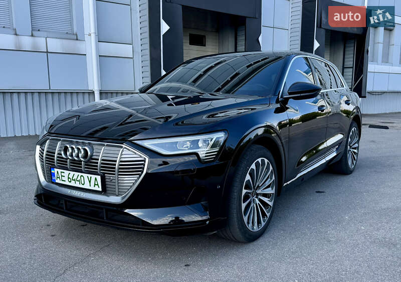 Внедорожник / Кроссовер Audi e-tron 2022 в 