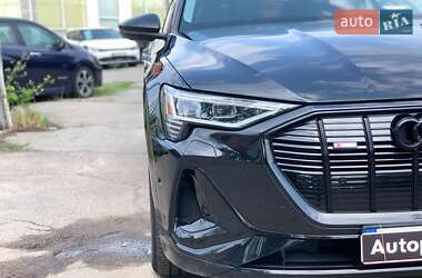 Внедорожник / Кроссовер Audi e-tron 2022 в 