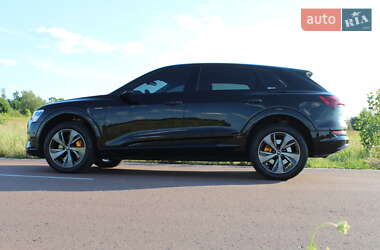 Внедорожник / Кроссовер Audi e-tron 2022 в 