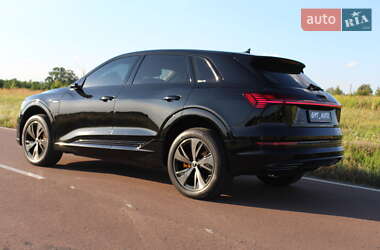 Внедорожник / Кроссовер Audi e-tron 2022 в 