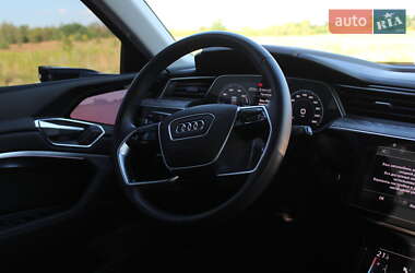 Внедорожник / Кроссовер Audi e-tron 2022 в 