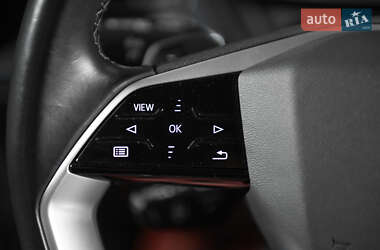 Позашляховик / Кросовер Audi e-tron 2022 в 