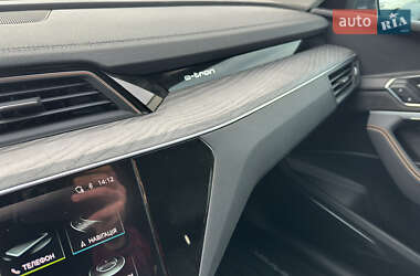 Внедорожник / Кроссовер Audi e-tron 2024 в 
