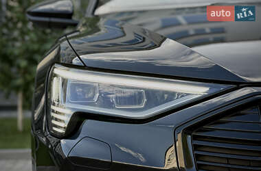 Позашляховик / Кросовер Audi e-tron 2022 в 