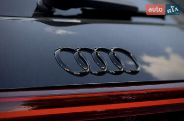 Позашляховик / Кросовер Audi e-tron 2022 в 