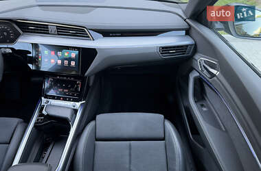 Позашляховик / Кросовер Audi e-tron 2022 в 