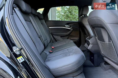 Позашляховик / Кросовер Audi e-tron 2022 в 