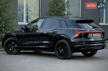 Позашляховик / Кросовер Audi e-tron 2022 в 
