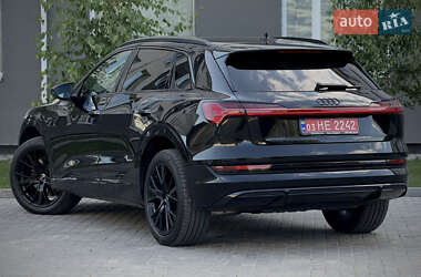 Позашляховик / Кросовер Audi e-tron 2022 в 