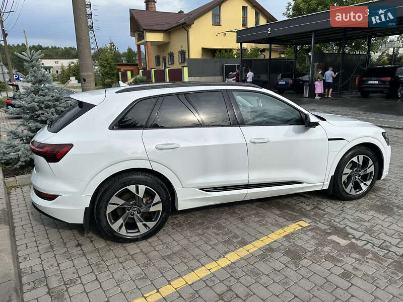Внедорожник / Кроссовер Audi e-tron 2021 в Новояворовске