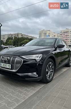 Позашляховик / Кросовер Audi e-tron 2022 в 