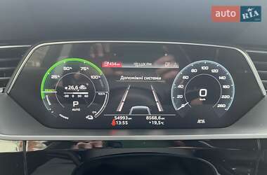 Позашляховик / Кросовер Audi e-tron 2022 в 