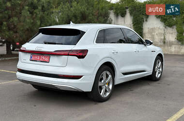 Внедорожник / Кроссовер Audi e-tron 2021 в 