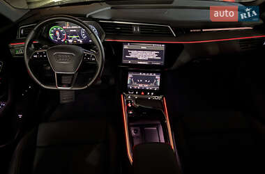 Внедорожник / Кроссовер Audi e-tron 2022 в 