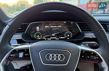 Внедорожник / Кроссовер Audi e-tron 2022 в 