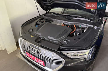 Внедорожник / Кроссовер Audi e-tron 2022 в 