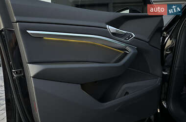 Позашляховик / Кросовер Audi e-tron 2023 в 