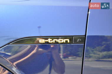 Внедорожник / Кроссовер Audi e-tron 2022 в 