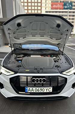 Внедорожник / Кроссовер Audi e-tron 2020 в 