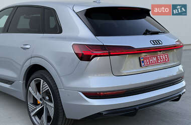 Внедорожник / Кроссовер Audi e-tron 2022 в 