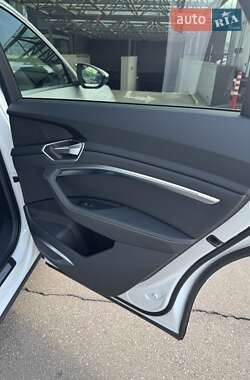 Внедорожник / Кроссовер Audi e-tron 2022 в 