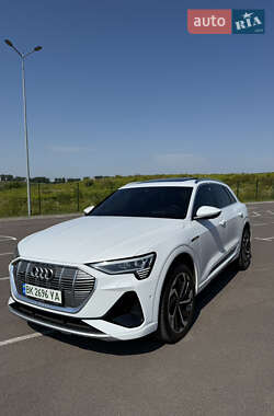Внедорожник / Кроссовер Audi e-tron 2021 в 
