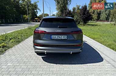 Внедорожник / Кроссовер Audi e-tron 2021 в 