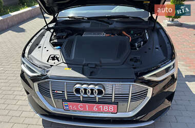 Внедорожник / Кроссовер Audi e-tron 2023 в 