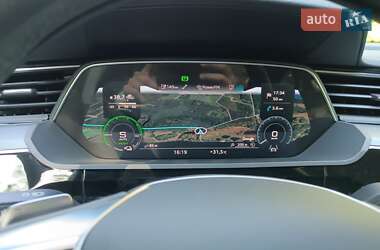 Позашляховик / Кросовер Audi e-tron 2022 в 