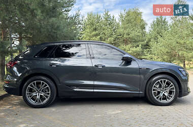 Внедорожник / Кроссовер Audi e-tron 2022 в 