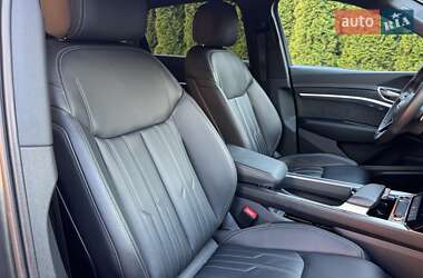 Внедорожник / Кроссовер Audi e-tron 2022 в 