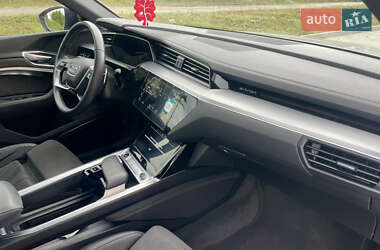 Внедорожник / Кроссовер Audi e-tron 2022 в 